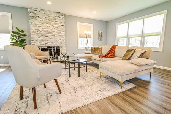 Lavish Spacious Home Near Town • Game Room • 4BR